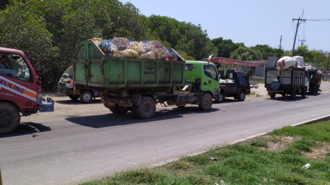 Ilustrasi - Deretan truk sampah di TPA Suwung - IST