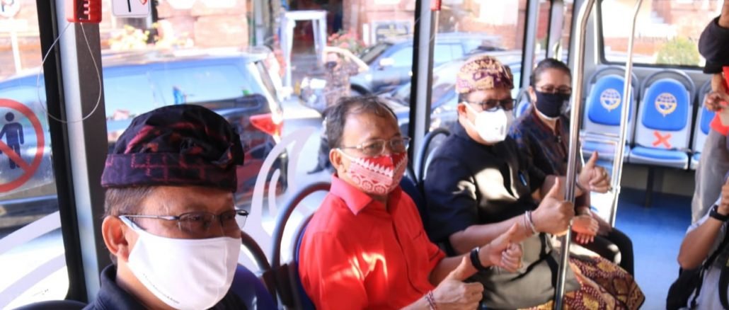 Gubernur Bali Wayan Koster saat menjajal trayek Trans Metro Dewata - IST