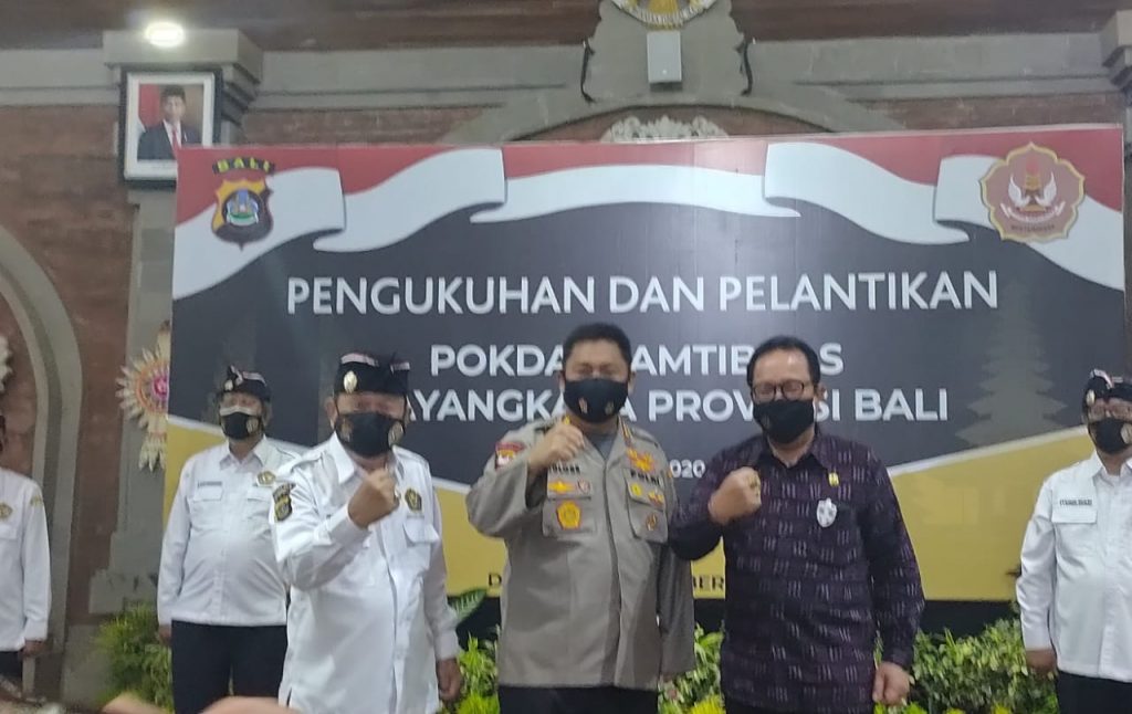 Kapolda Bali Irjen Petrus Reinhard Golose (tengah) dan Wakil Gubernur Bali Tjokorda Oka Artha Ardhana Sukawati hadir dalam pelantikan Pokdarkamtibmas Bhayangkara Bali di Denpasar pada Rabu (7/10) 