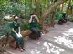 Petugas di obyek wisata Monkey Forest Ubud menggunakan alat pelindung diri. (kanal bali/ ACH)