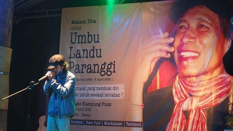 Penyair Jengki Sunarta dalam sebuah acara mengenang Umbu Landu Paranggi - IST