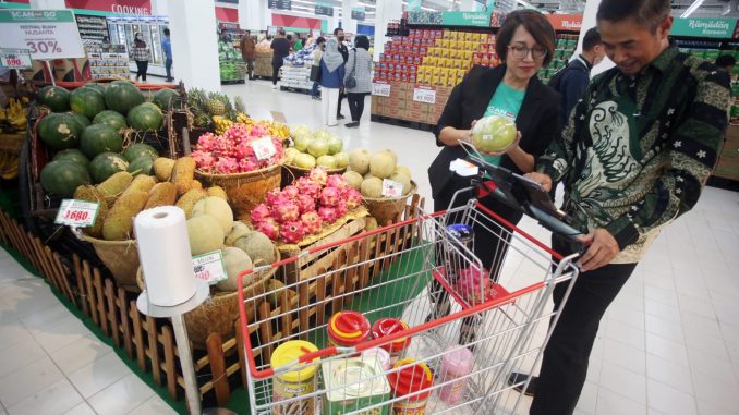 Chief Executive Officer Scan and Go, Agung Tianara (kiri) bersama Direktur Utama CBD Ciledug Family Mall Jafar Sidik sedang mengecek harga dengan memakai teknologi barcode. Scan and Go menawarkan kemudahan berbelanja bagi pelanggan - IST