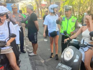 Sosialisasi penggunaan helm untuk para turis di Legian, Bali - IST