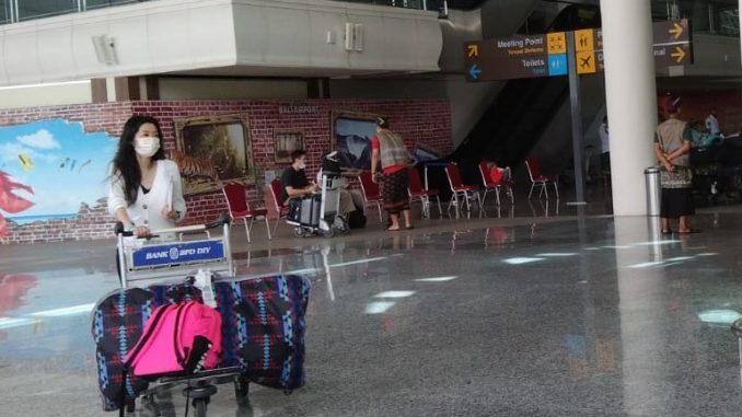 wisman di bandara Kedatangan wisatawan domestik di Bandara Ngurah Rai, Bali - IST