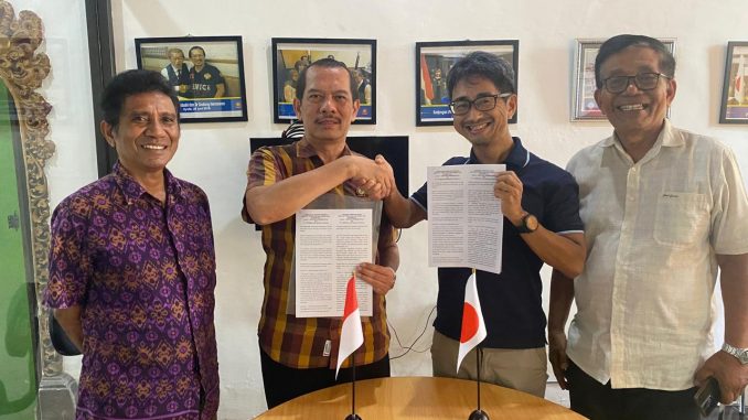 Rektor ITB STIKOM Bali Dr. Dadang Hermawan dan Presiden Direktur TSUBASA Internasional Academy, Yoshiyuki Kyomoto, MoU pengriman mahasiswa ke Jepang, disaksikan Rahman Sabon Nama dan Dede Heryadhy bertempat di kantor LPK DARMA Denpasar, Kamis, 6 Juni 2024 - IST