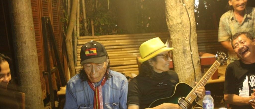 Penyair umbu Landu Paranggi (Alm) bersama pemusik Leo Kristi (Alm) dan seniman Gde Hariwangsa dalam sebuah acara di Kubukopi, Denpasar, Bali - IST