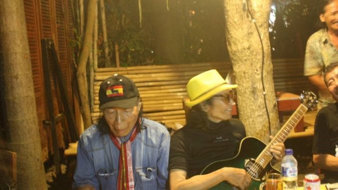 Penyair umbu Landu Paranggi (Alm) bersama pemusik Leo Kristi (Alm) dan seniman Gde Hariwangsa dalam sebuah acara di Kubukopi, Denpasar, Bali - IST