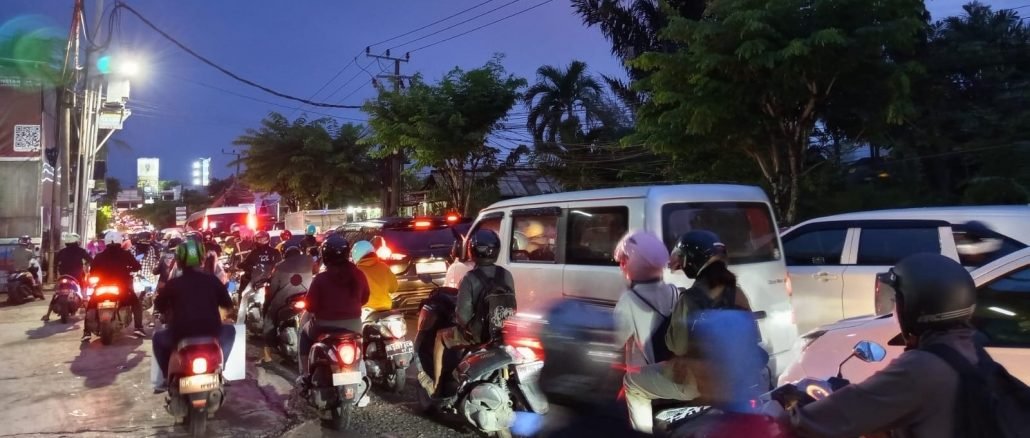 Perilaku kita masih “barbar” sebagai masyarakat. Di jalan, sopan santun sering hilang, seakan helm hanya formalitas dan lampu lalu lintas tak lebih dari hiasan kota.