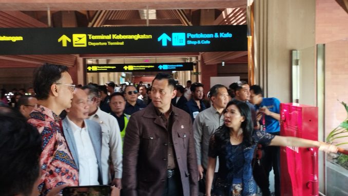 AHY di bandara Ngurah Rai Menteri Koordinator Bidang Infrastruktur dan Pembangunan Kewilayahan, Agus Harimurti Yudhoyono (AHY) meninjau situasi Bandara Internasional I Gusti Ngurah Rai, Bali, menjelang akhir tahun 2024-2025 - IST