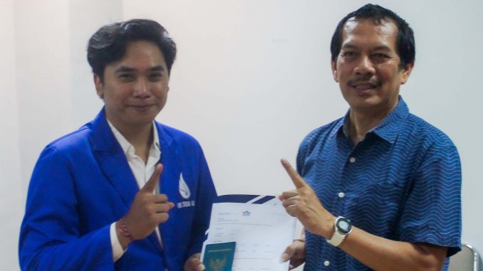 Rektor ITB STikom Bali Dadang Hermawan (kanan) bersama salah-satu mahasiswa - IS