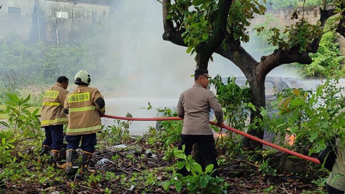 Upaya pemadaman kebakaran mobil di Denpasar, Bali - IST