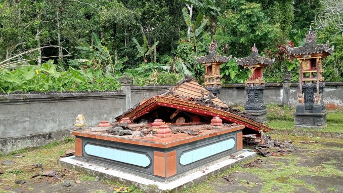 Salah-satu bangunan yang roboh gara-gara puting beliung di Tabanan, Bali - IST