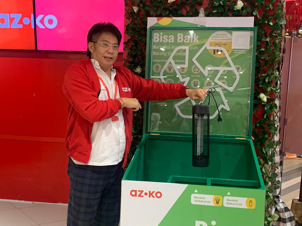 Januar Hadi, Area Manager Sales & Operations AZKO menunjukkan program BISA BAIK di toko AZKO di Living World mall Denpasar, Jumat (7/2/2025) - RFH