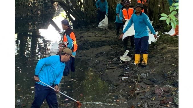 Kerja bakti massal di di Sungai Suwung Tahura Mangrove Ngurah Rai, Selasa (25/2/2025) - ISt
