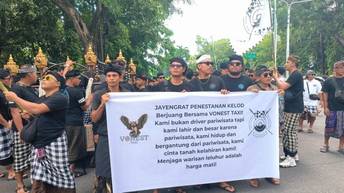 Aksi unjuk dilakukan oleh para pengemudi pariwisata di Pulau Bali dan mendatangi Kantor DPRD Bali, Selasa (25/2) - IST
