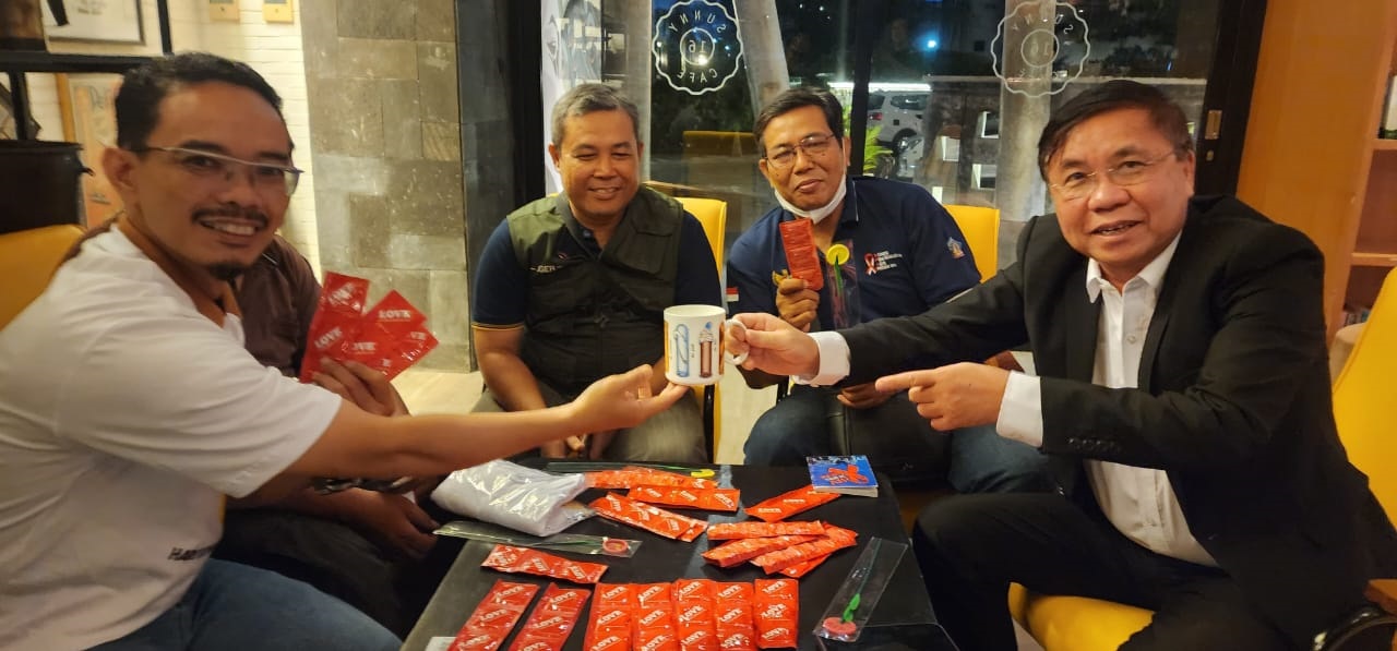 . Kepala Biro Asia AIDS Healthcare Foundation (AHF) Dr. Chhim Sarath 