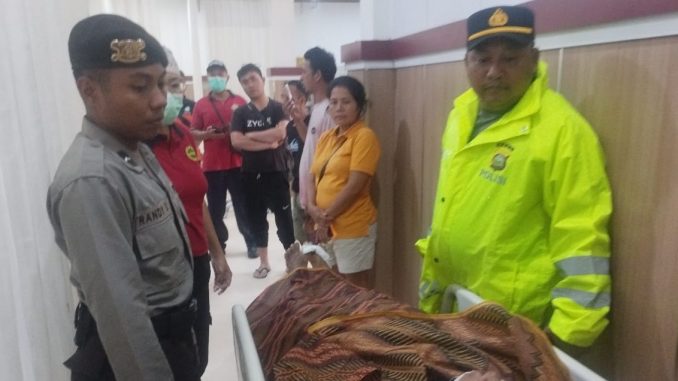 Polisi saat mengevakuasi korban pohon tumbang di Karangasem Bali - IST