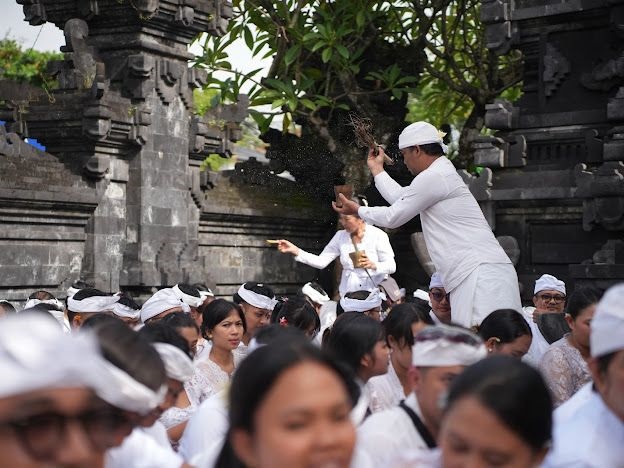 Upacara Guru Piduka oleh managemen dan karyawan Atlas Beach - IST