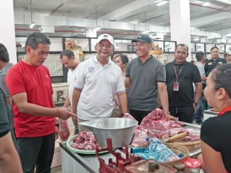 Minggu Pagi (2/3) Bupati Buleleng I Nyoman Sutjidra dan Wakil Bupati Buleleng Gede Supriatna melakukan pemantauan harga komoditas pokok di Pasar Anyar dan Pasar Banyuasri, Singaraja - IST
