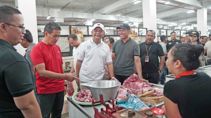 Buleleng - bupati Minggu Pagi (2/3) Bupati Buleleng I Nyoman Sutjidra dan Wakil Bupati Buleleng Gede Supriatna melakukan pemantauan harga komoditas pokok di Pasar Anyar dan Pasar Banyuasri, Singaraja - IST