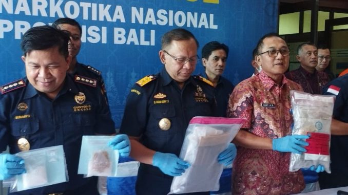 WNA Malaysia selundupkan sabu di alat kelamin Barang bukti penyelundupan sabu oleh WNA Malaysia ditunjukkan saat konferensi pers di Kantor BNN di Denpasar, Bali, Kamis (6/3). - IST