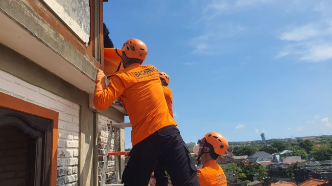 Evakuasi mayat yang ditemukan di bak penampungan air di Jimbaran Bali - IST