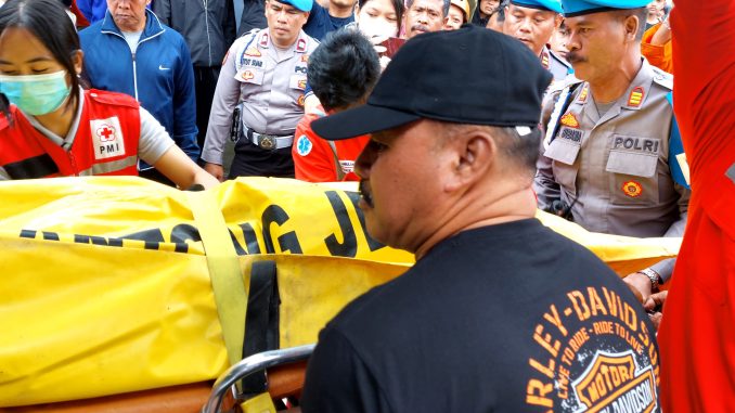Evakuasi jenazah yang diduga merupakan korban bunuh diri - IST