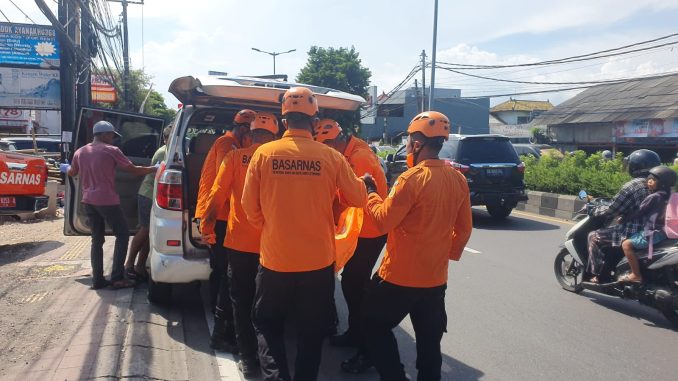 Evakuasi mayat WNA yang ditemukan di tandoan air di Jimbaran, Bali - IST