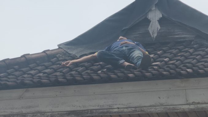modus unik pencuri di bali Seorang pria yang pura-pura tidur di atas genting warga seteag terpegok diduga hendak mencuri - IST