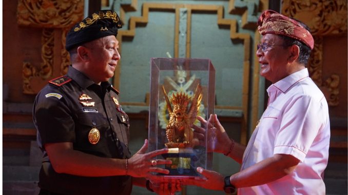 Bupati Buleleng I Nyoman Sutjidra (kanan) bersama Kepala Kejaksaan Tinggi (Kajati) Bali Ketut Sumedana (kiri) - IST