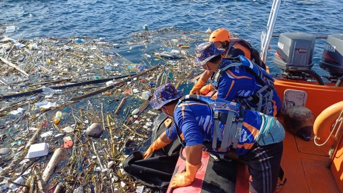 Mayat terapung di laut jembrana Mayat tertelungkup diantara berserakannya sampah di perairan selat Bali, Jembrana