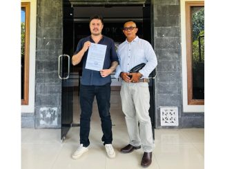 WNA Spanyol Agustin Toloza bersama pengacaranya Putu Bagus Budi Arsawan - IST