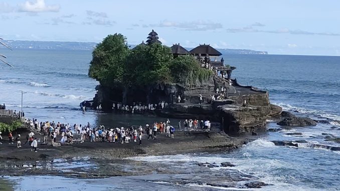 WhatsApp Image 2025-04-03 at 16.53.47 (1) Suasana wisatawan di DTW Tanah Lot, Kabupaten Tabanan, Bali, saat libur lebaran Kamis (3/4). (FOTO dari Kadiv Humas DTW Tanah Lot) - IST