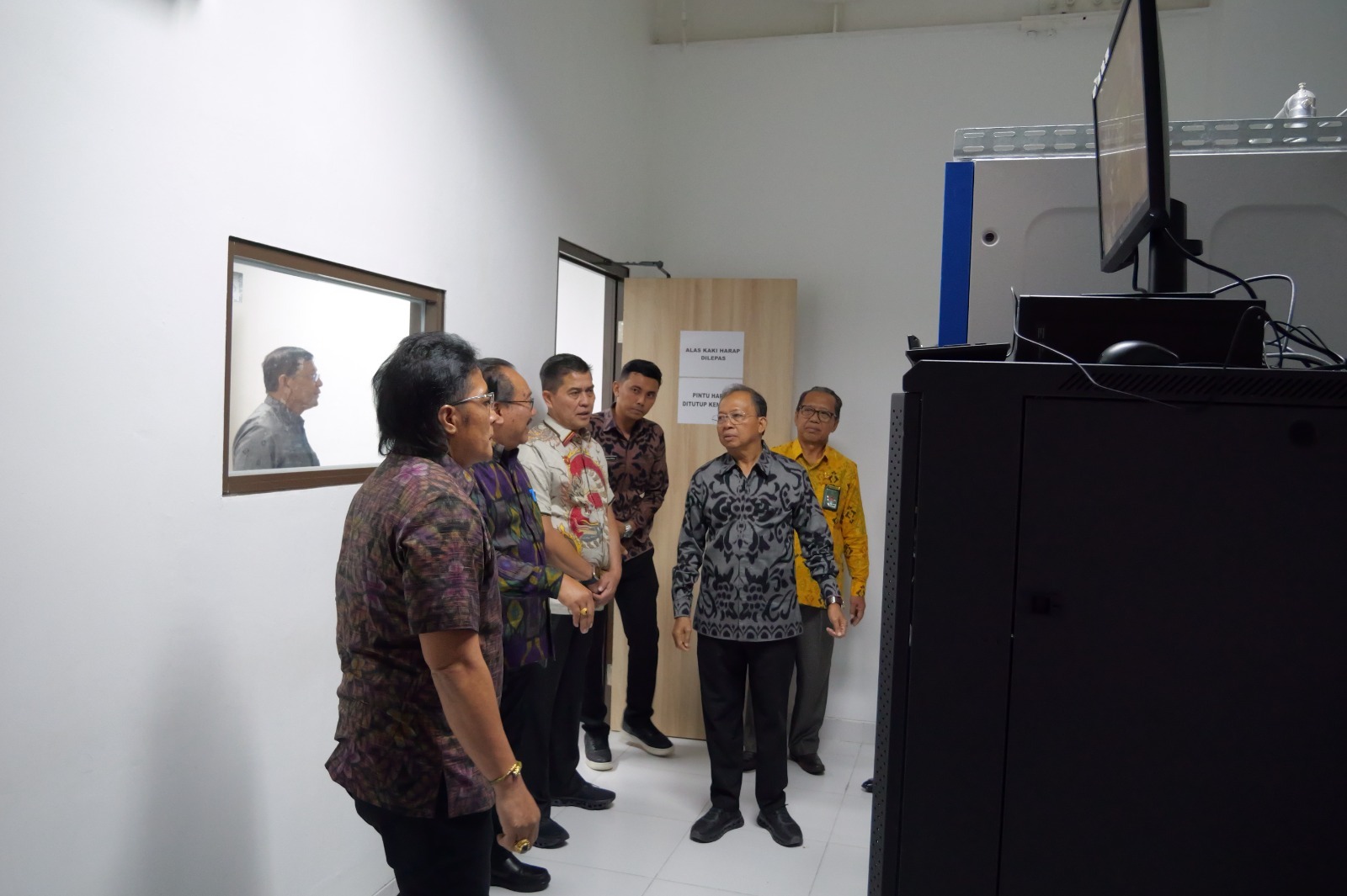 Gubernur Bali Wayan Koster dan Wagub Giri Prasta meninjau ruang transmitter di sela peluncuran siaran televisi digital dari Turyapada Tower, Jumat (18/4)