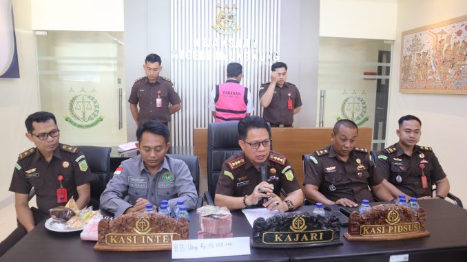WhatsApp Image 2025-04-30 at 19.07.56 Kepala Kejari Klungkung, Lapatawe B. Hamka pada jumpa pers pengungkapan tersangka korupsi, Rabu (30/4) - IST