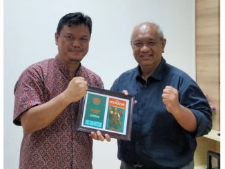 Penyerahan prototype ID Mitigator oleh Ranggawisnu kepada Lilik Kurniawan, Deputi 5 Kemenko PMK. 23 April 2025.