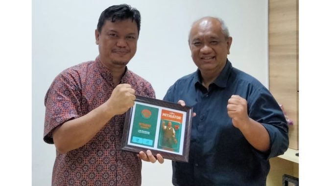 mitigator Penyerahan prototype ID Mitigator oleh Ranggawisnu kepada Lilik Kurniawan, Deputi 5 Kemenko PMK. 23 April 2025.