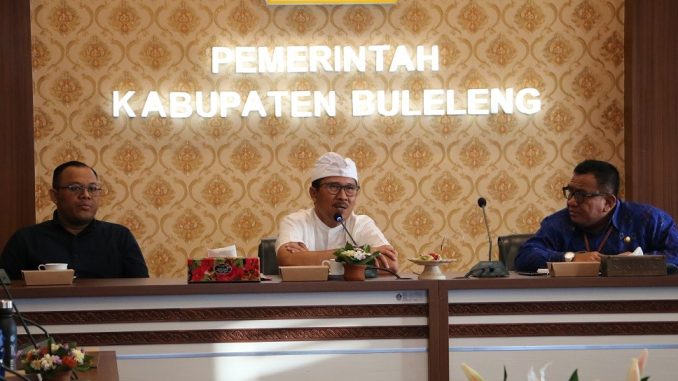 Sekretaris Daerah (Sekda) Buleleng Gede Suyasa (tengah) - IST
