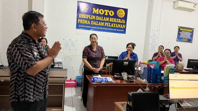 Bupati Buleleng Nyoman Sutjidra dan Wakil Bupati Buleleng Gede Supriatna didampingi oleh Sekretaris Daerah Kabupaten Buleleng Gede Suyasa melakukan peninjauan kinerja kepada SKPD di Lingkup Kantor Bupati Buleleng, Selasa (8/4). Bupati Buleleng Nyoman Sutjidra dan Wakil Bupati Buleleng Gede Supriatna didampingi oleh Sekretaris Daerah Kabupaten Buleleng Gede Suyasa melakukan peninjauan kinerja kepada SKPD di Lingkup Kantor Bupati Buleleng, Selasa (8/4).