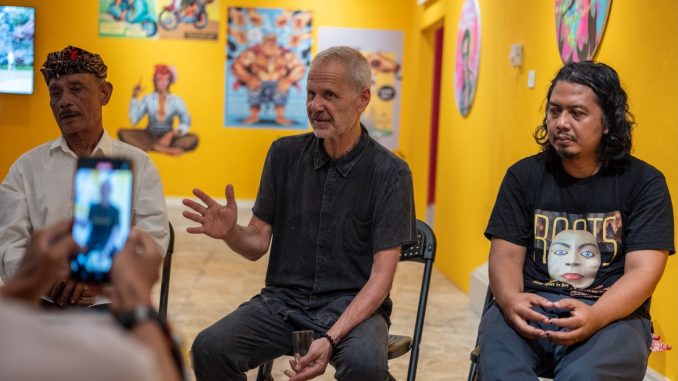 Michael Schindhelm diapit Agung Rai Founder Arma Museum dan seniman Made Bayak saat memberikan penjelasan Pameran ROOTS yang akan dibuka 24/5 di Museum Arma. Photo Credit Agung Parameswara