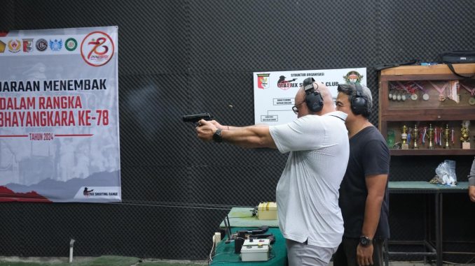 Ketua DPD PERIKHSA Bali, Made Muliawan Arya alias De Gadjah saat menjajal senjata api - IST