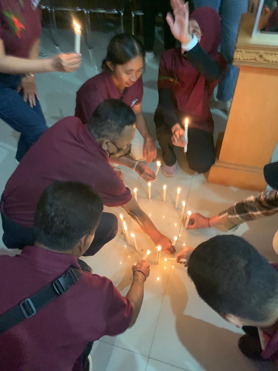 Penyalaan lilinoleh Kader Desa Peduli AIDS dan Narkoba (KDPAN) serangkaian acara Malam Renungan AIDS Nusantara 2025- RFH