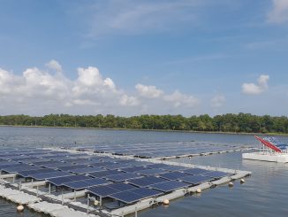 Selain itu, Bali juga akan mendorong penggunaan PLTS atap serta energi alternatif berbasis air dan gelombang.
