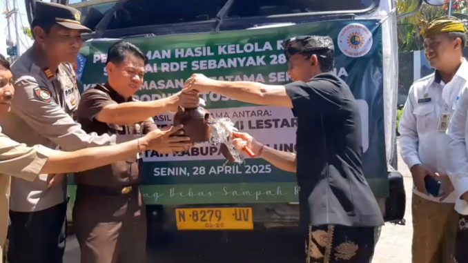 WhatsApp Image 2025-04-30 at 21.18.21 Pengiriman 28 ton refuse-derived fuel (RDF) hasil olahan residu ke PT Kemasan Ciptatama Sempurna (KCS) dari TOSS Center Karangdadi, Klungkung ke Pasuruan, Jawa Timur. (ist)