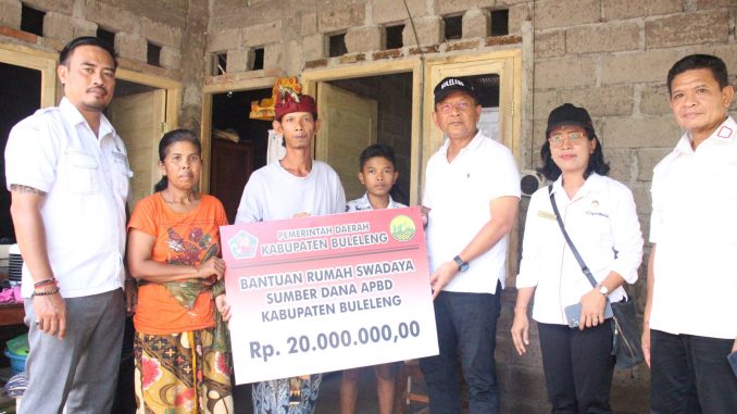 bedah rumah di buleleng bali Penyerahan bantuan bedah rumah dari Pemkab Buleleng, Bali - IST