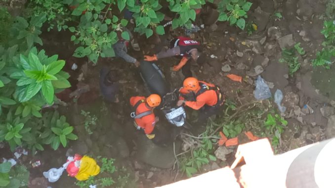 Evakuasi korban tews yang jatuh ke jurang di Ungasan, Pecatu, Bali - IST