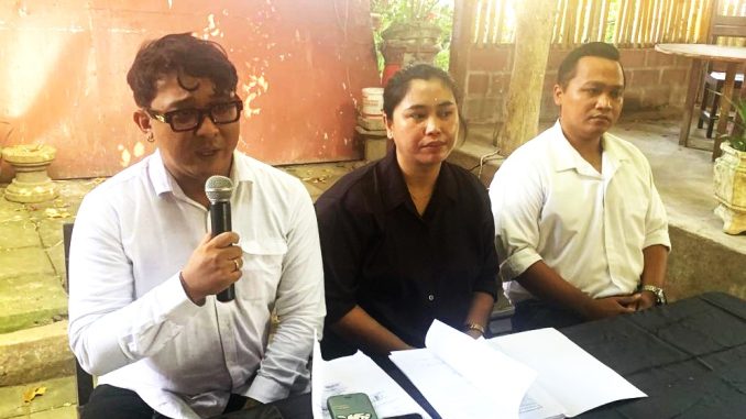 safaga Ki-ka : Jumpa pers kasus penipuan - I Made Agus Ferri Saga ( Business development), Ni Putu Eka Apriyanthi (Owner) dan Nyoman Wahyu Diatmika )tim administrasi ( - IST