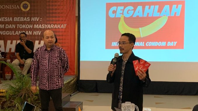 Dokter Oka Negara (kiri) dalam acara Sosialisasi Pencagahan HIV dengan penggunaan kondom di Denpasar - IST