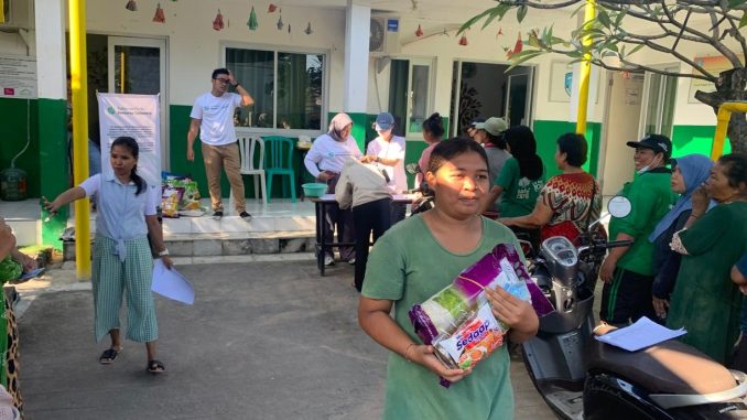 Pembagian sembako untuk warga di sekitar TPA Suwung, Denpasar - IST