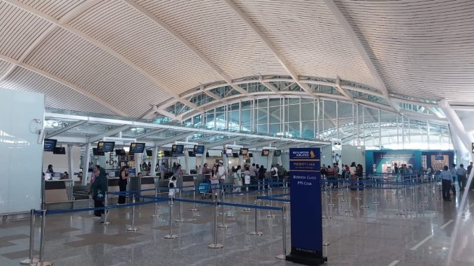 Suasana di bandara Ngurah Rai, Bali, usai adanya erupsi Gunung Lewotobi Laki-laki di NTT - IST